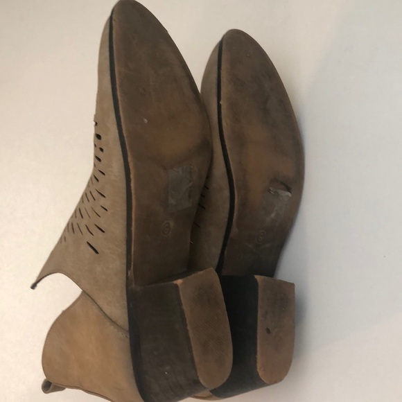 Camel beige tan color Yoki booties with heel - Picture 7 of 7